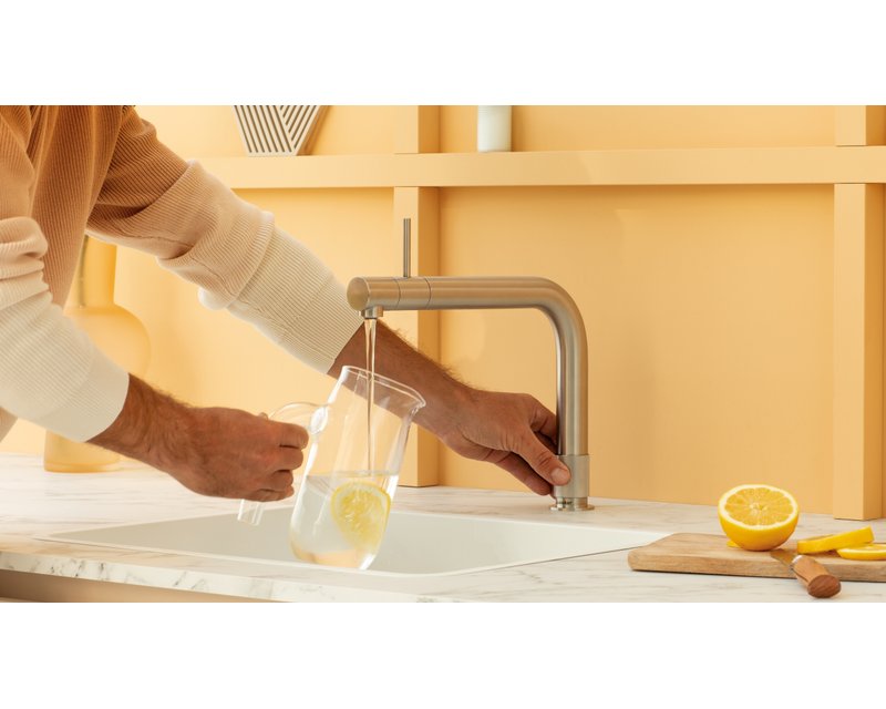Quooker Front-kraan in roestvrijstaal, getoond in een keukenopstelling.